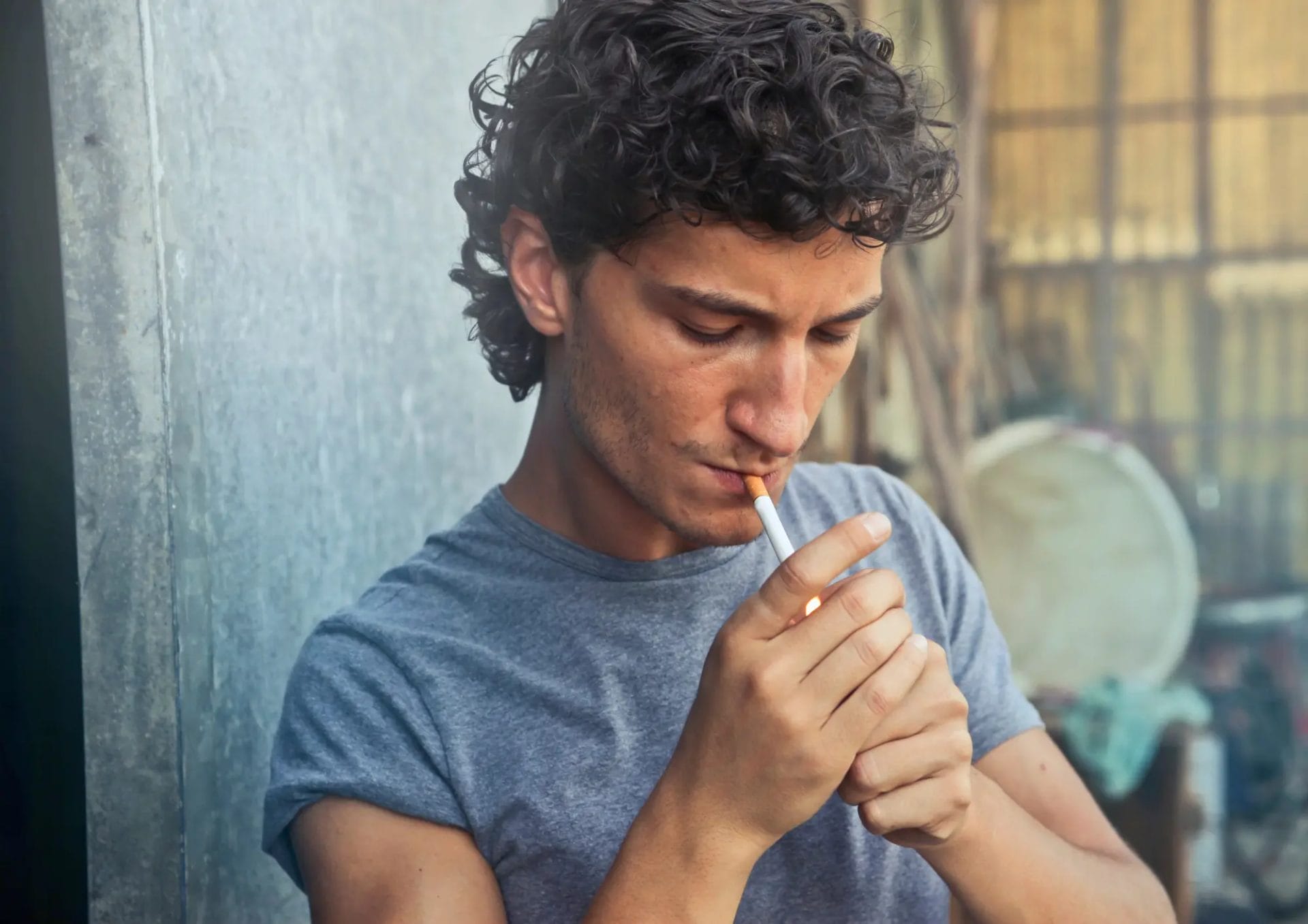 kebiasaan merokok dan konsumsi alkohol berlebihan dapat menjadi penyebab susah ereksi pada pria muda