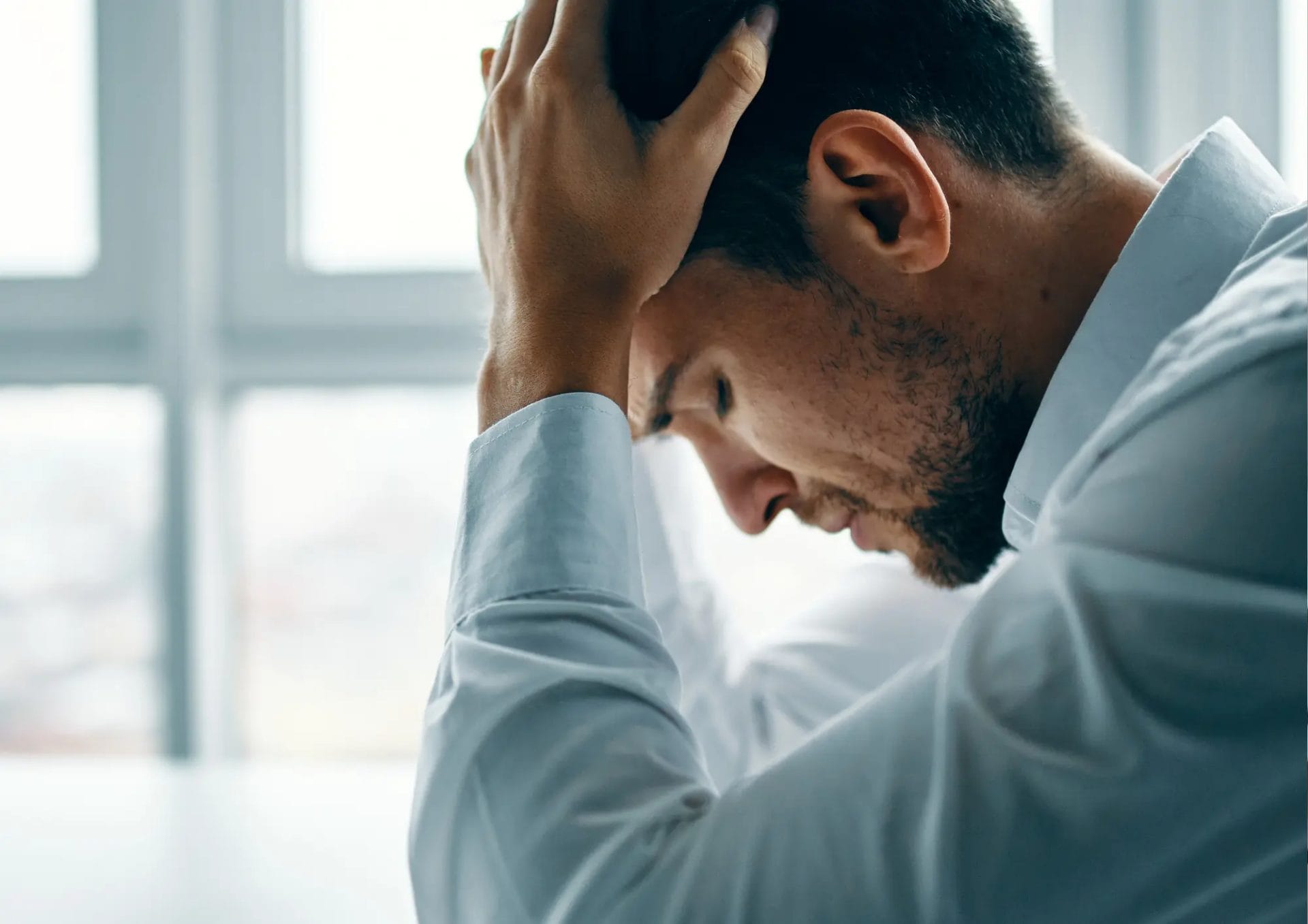stres dan tekanan emosional dapat menjadi penyebab sulit ereksi pada pria muda